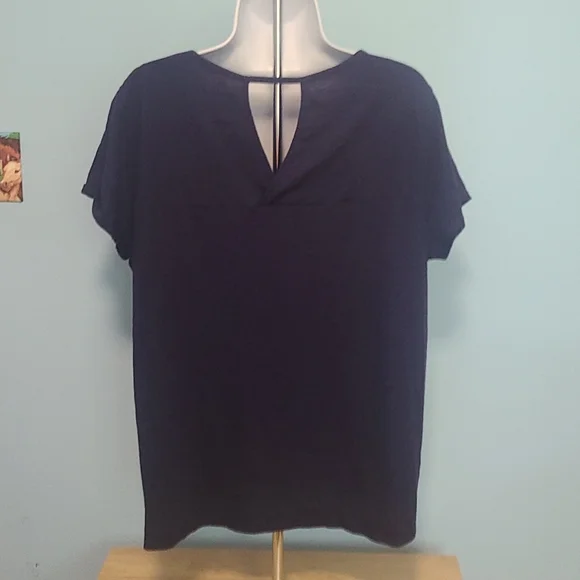 Woman's Top - Picture 3 of 7